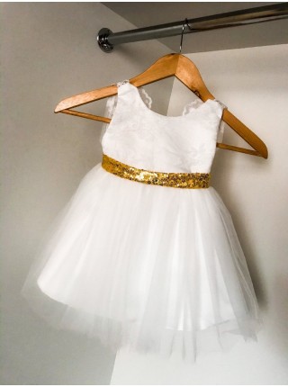 Детское нарядное платье с бантиком в золотую пайетку белое 